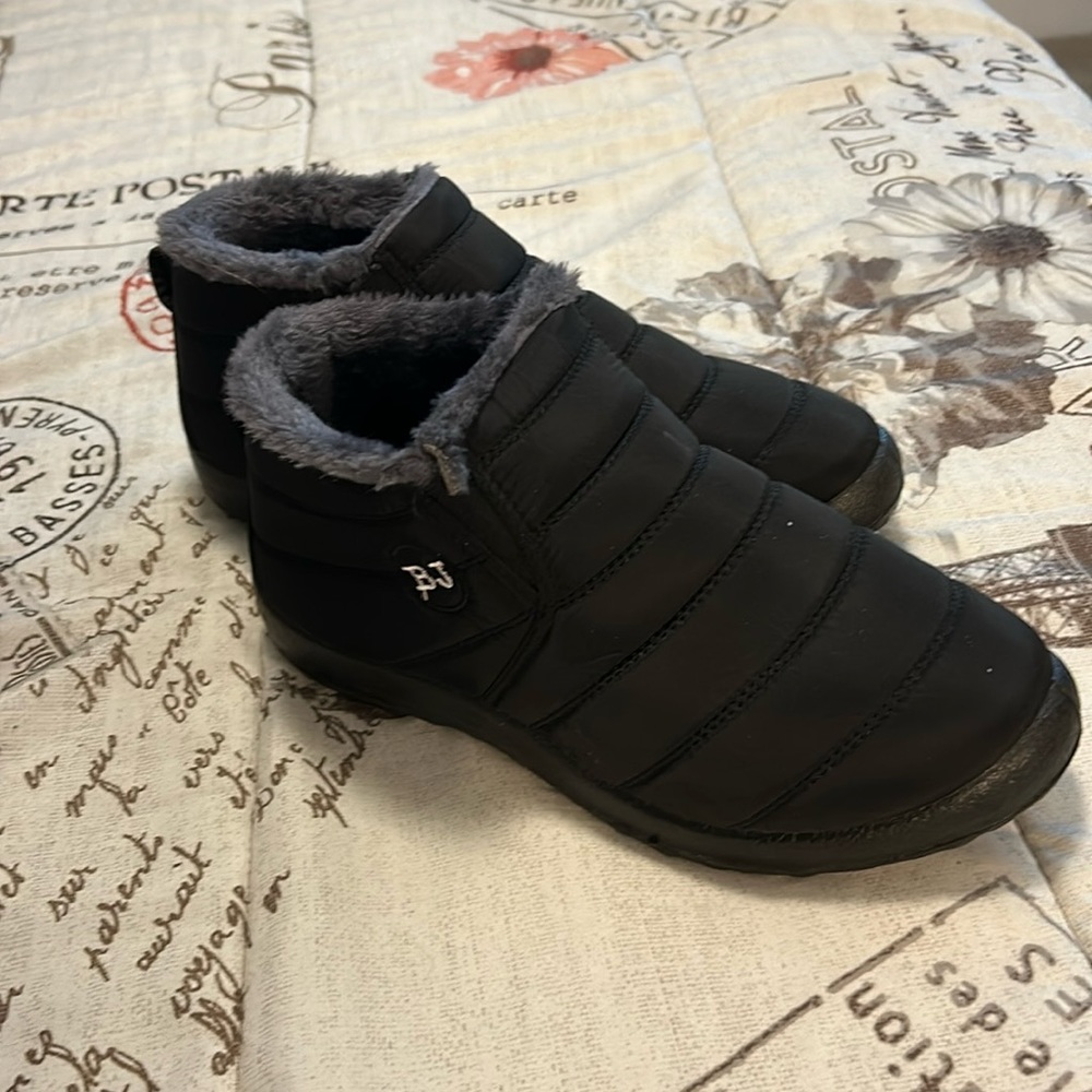 Black insulated slippers